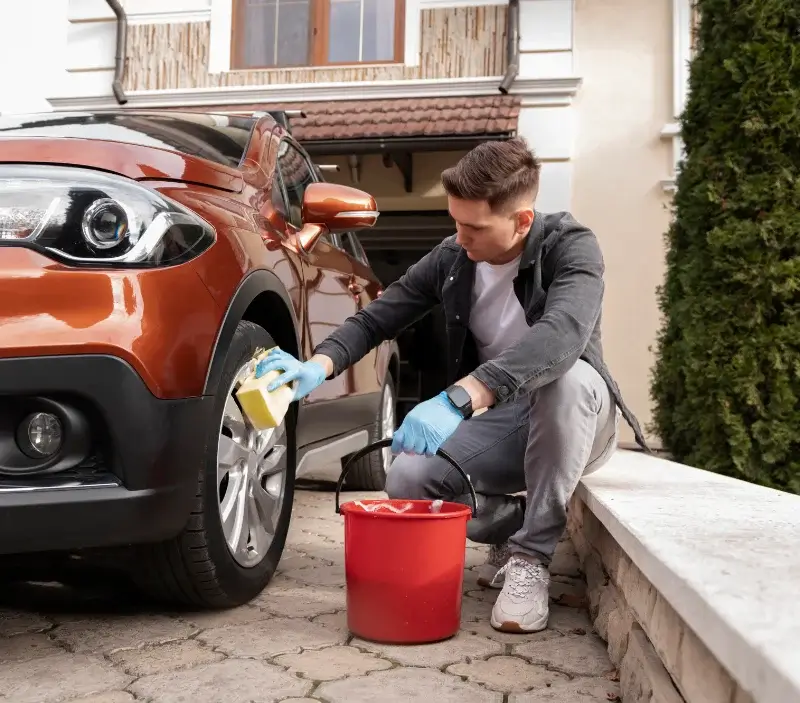 Lavage auto à domicile Saint-Barthélemy-d'Agenais : professionnel intervenant sur un véhicule
